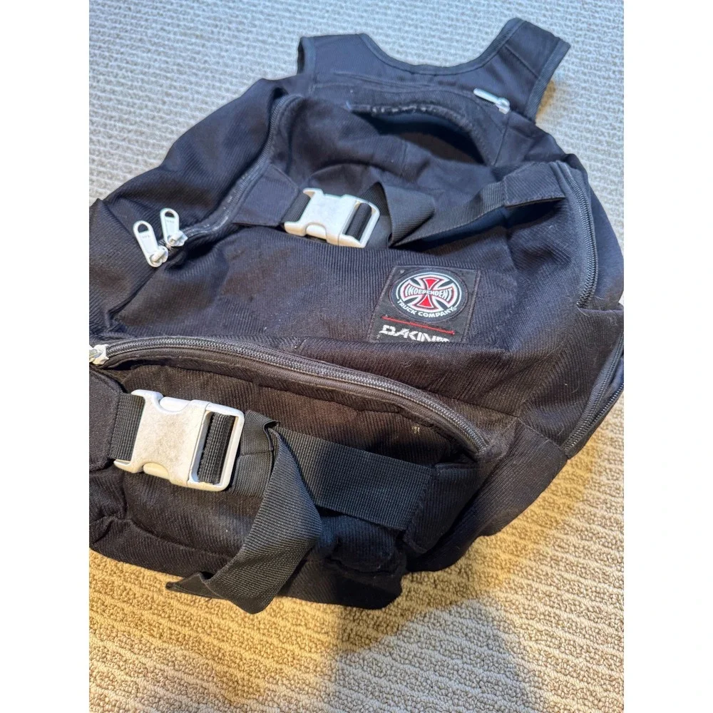 Dakine x Independent Truck Company Skate Backpack Black Board Straps Logo Print - Picture 2 of 8